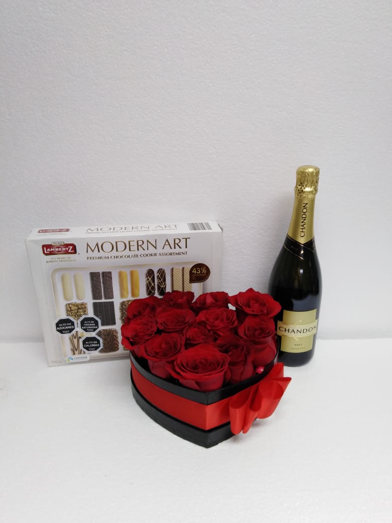 Caja corazón con 12 Rosas + Champagne y Caja de Galletas Lambertz 500 Grs 